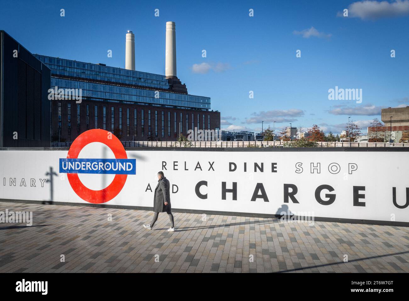 Stazione della metropolitana di Battersea Power Station a Londra, con Battersea Power Station sullo sfondo Foto Stock