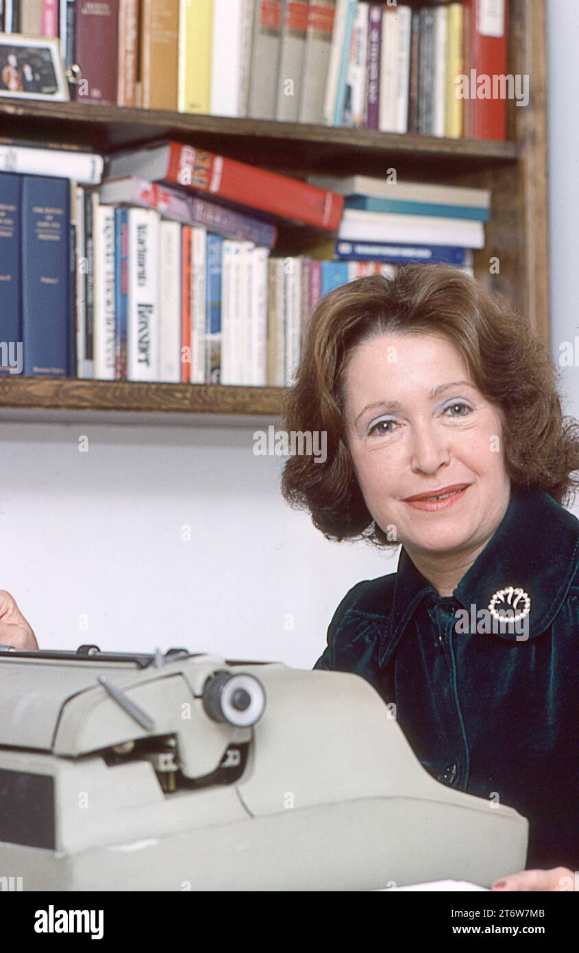 Ritratto in posa della scrittrice di suspense più venduta Mary Higgins Clark nel suo ufficio domestico. A Manhattant nel 1979. Ha scritto 51 libri, la maggior parte bestsellesr. Foto Stock