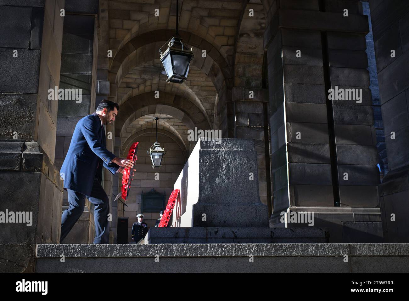 Edimburgo Scozia, Regno Unito, 12 novembre 2023. Il primo ministro scozzese Humza Yousaf pone una corona nella domenica della memoria alla Stone of Remembrance presso la camera della città di Edimburgo per ricordare i caduti. credit sst/alamy live news Foto Stock