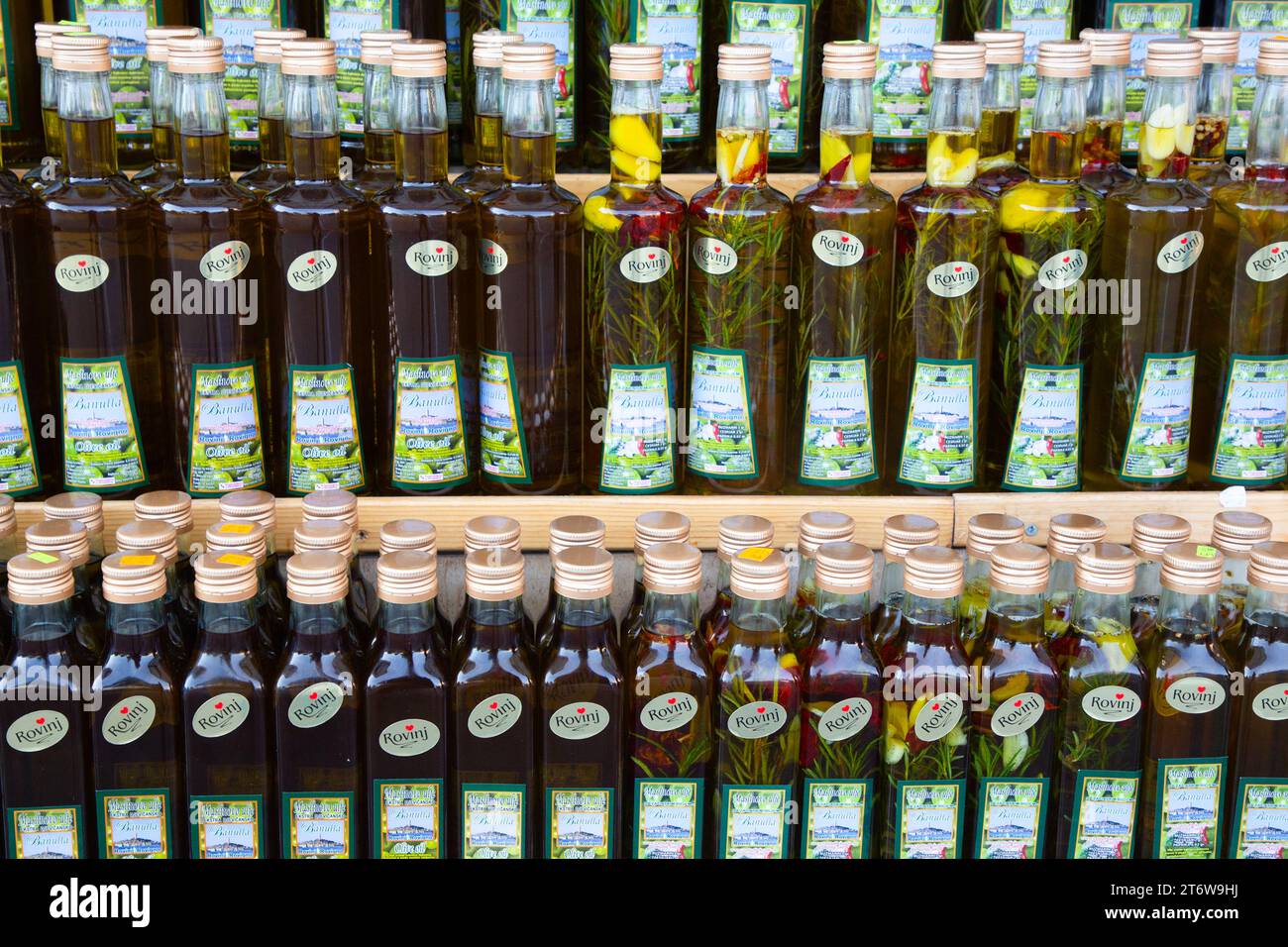 Bottiglie di olio d'oliva in vendita, città vecchia, Rovigno, Croazia Foto Stock