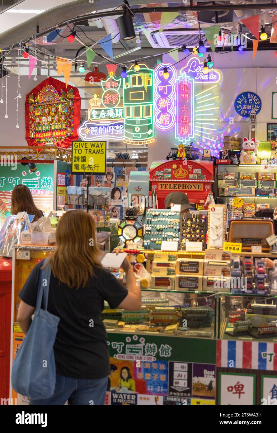 Negozio di souvenir in stile Hong Kong nel Central Market, Central, Isola di Hong Kong, Hong Kong Foto Stock