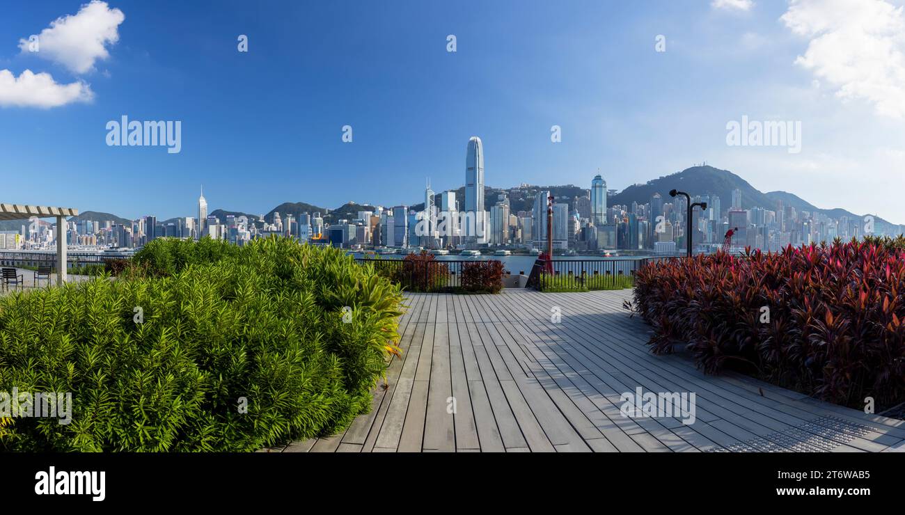 Vista dello skyline dell'Isola di Hong Kong dal tetto del Museo M+, quartiere culturale di West Kowloon, Kowloon, Hong Kong Foto Stock