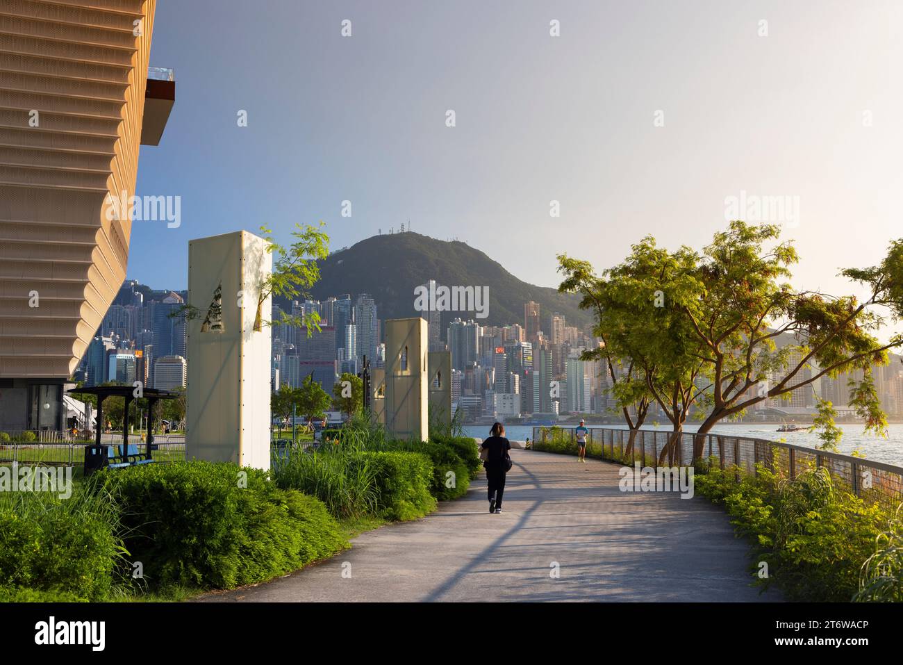 Persone che camminano davanti al Museo del Palazzo, al quartiere culturale di West Kowloon, a Kowloon, Hong Kong Foto Stock
