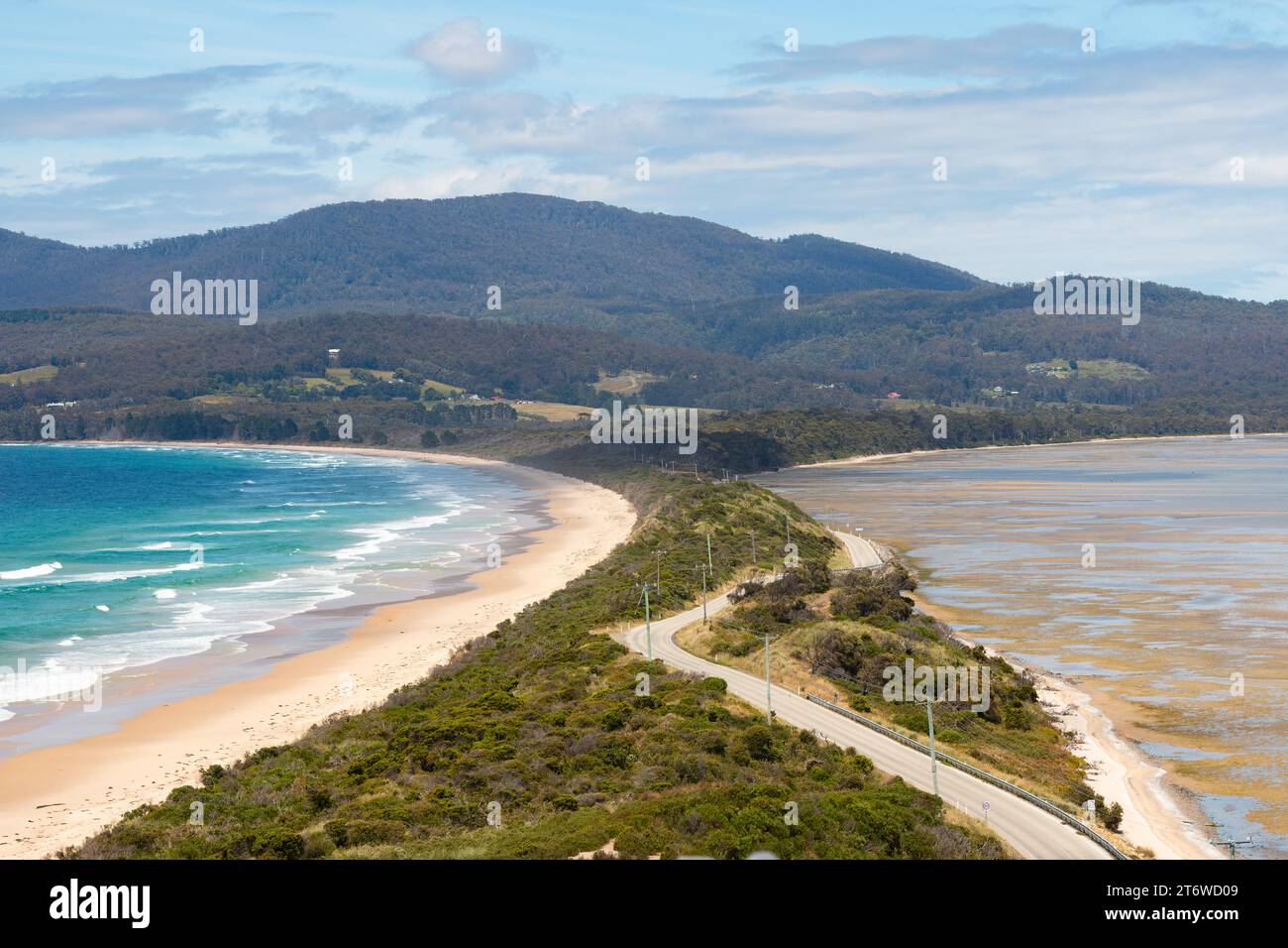 Bruny Island Neck, Tasmania, Australia - 20 dicembre 2022: Vista droni del collo dell'isola di Bruny con l'isola del Bruny meridionale che si affaccia sulla baia Adventure e Simp Foto Stock