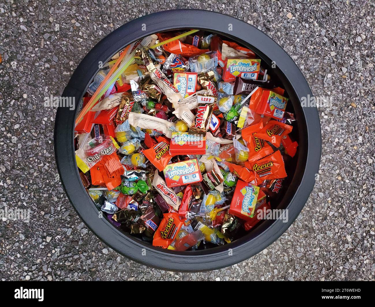 Wilmington, Delaware, U.S.A - 31 ottobre 2023 - Una ciotola nera con una varietà di caramelle di Halloween Foto Stock