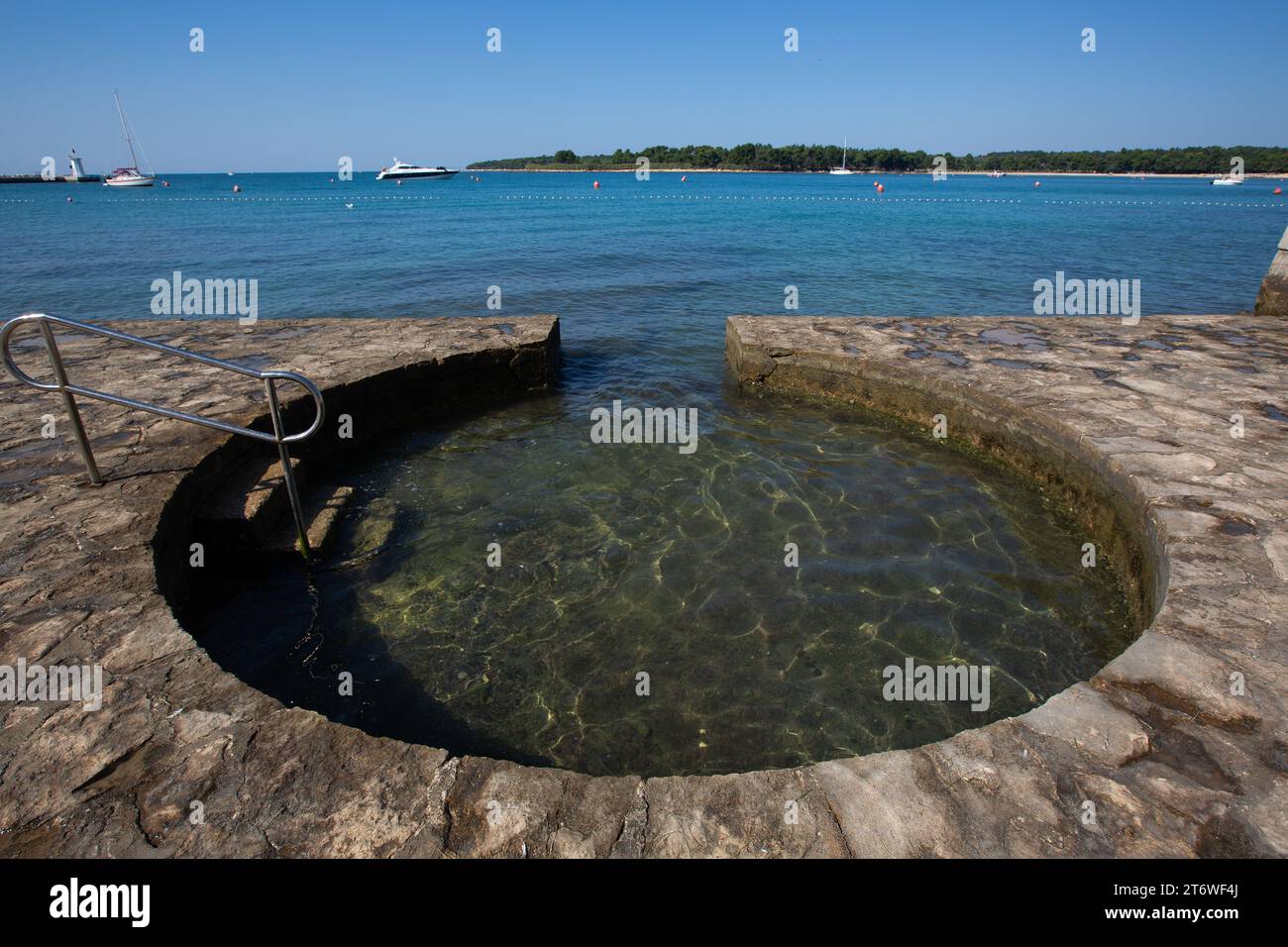 Mare, zona nuoto, città vecchia, Novigrad, Croazia Foto Stock