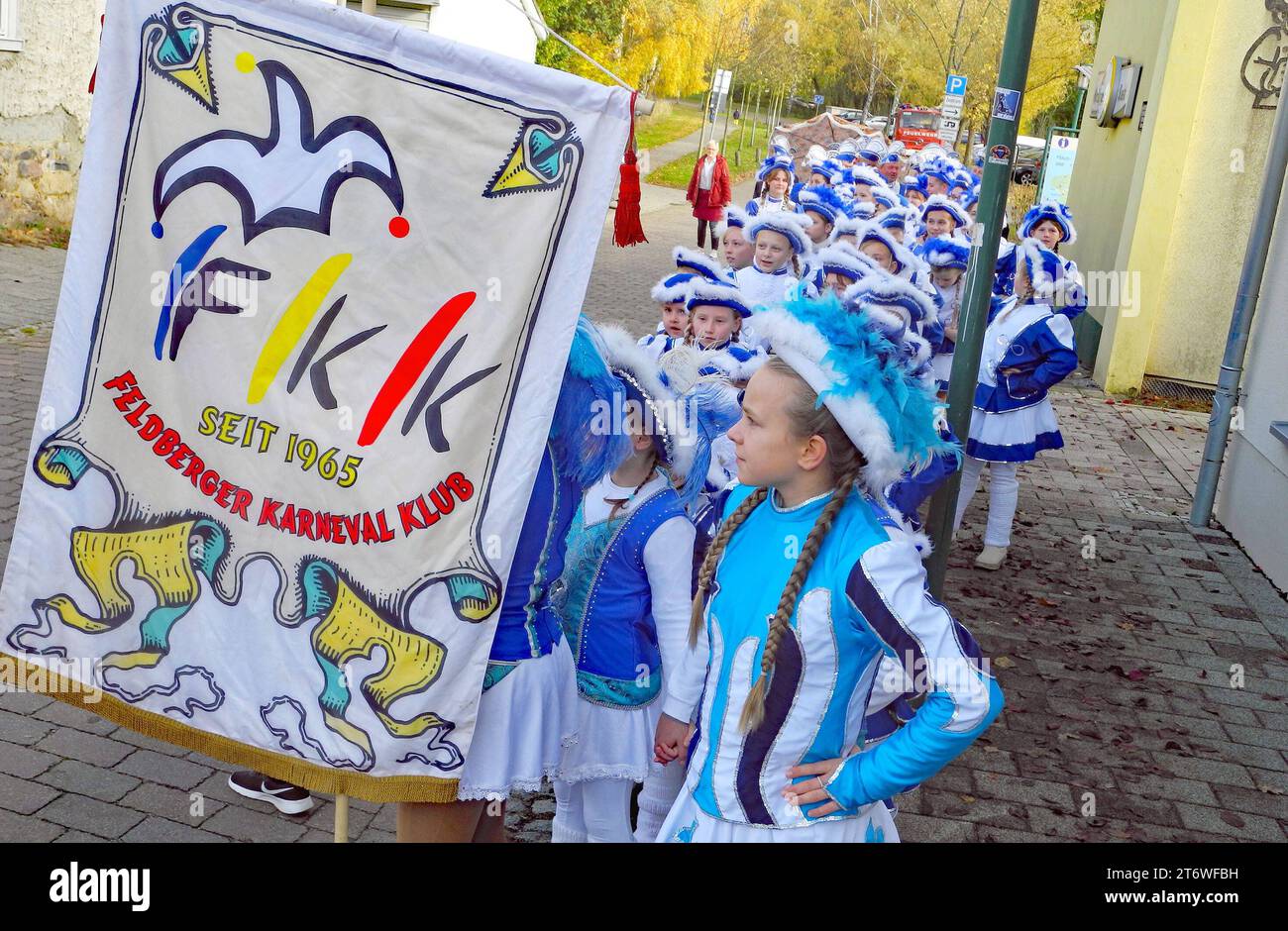 Die Funkengarde des Felberger Karnevals Klub ist angetreten: Tradition seit 1965 *** il Felberger Karnevals Klubs Funkengarde è una tradizione competitiva dal 1965 Foto Stock