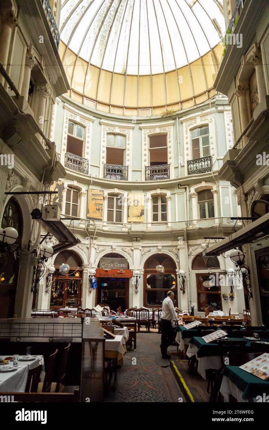Istanbul, Turchia, Terrazza di ristoranti all'interno di Cice Pasajı ( Cité de Péra ) che è un passaggio storico in viale İstiklal, solo editoriale. Foto Stock