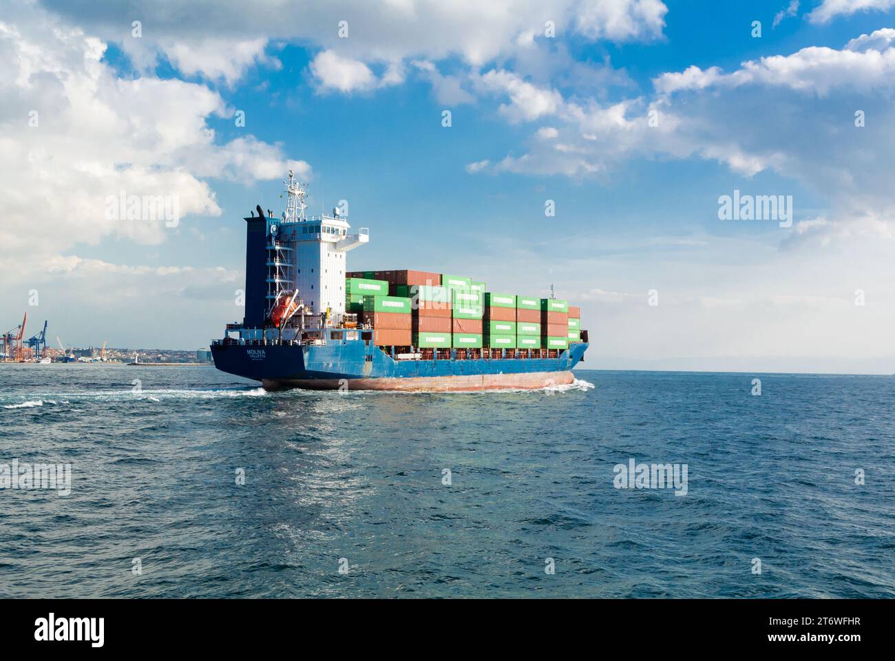 Istanbul, Turchia, Cargo navigando con container presso lo stretto del Bosforo, solo editoriale. Foto Stock