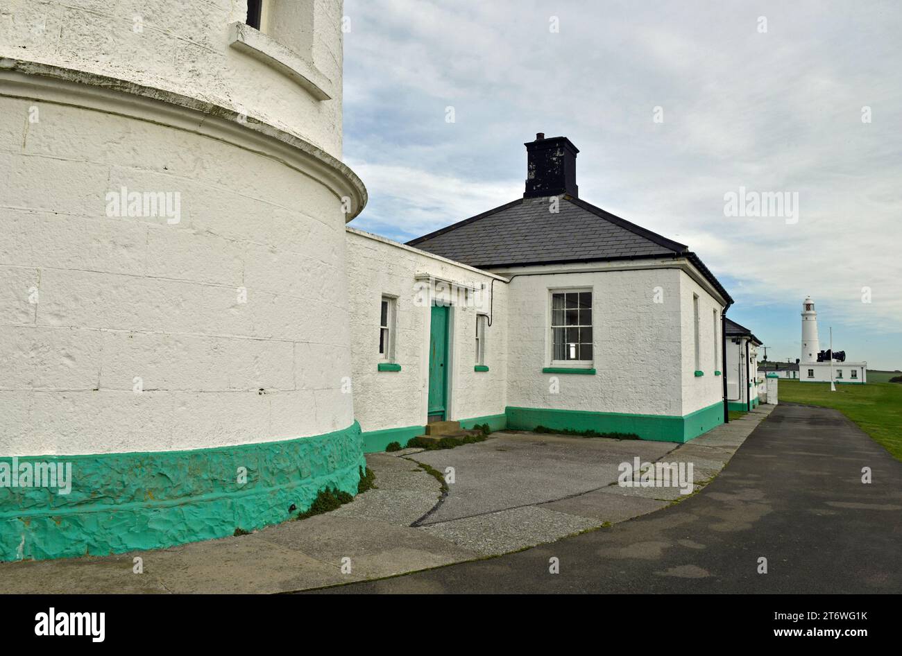 Faro di Nash Point e Case dei custodi a Nash Point sulla Glamorgan Heritage Coast nel Galles del Sud - gestito e gestito da Trinity House. Di fronte al mare Foto Stock