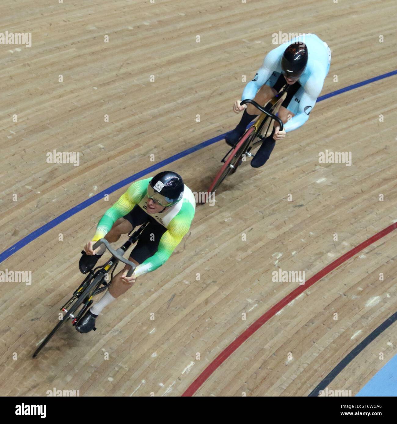 Track Cycling Champions League, Lee Valley Velodrome Londra, Regno Unito. Matthew RICHARDSON (AUS) e Harrie LAVREYSEN (NED) nella Men's Sprint Final, 11 dicembre 2023 Foto Stock