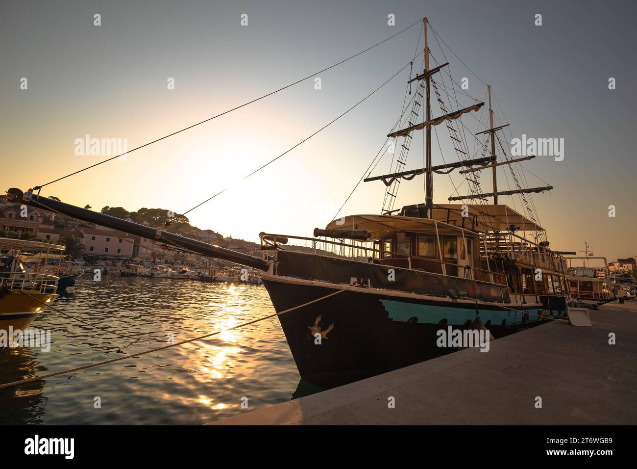Porto di Mali Losinj, storica barca a vela in legno con vista al tramonto, isola di Lussino, arcipelago della Croazia Foto Stock
