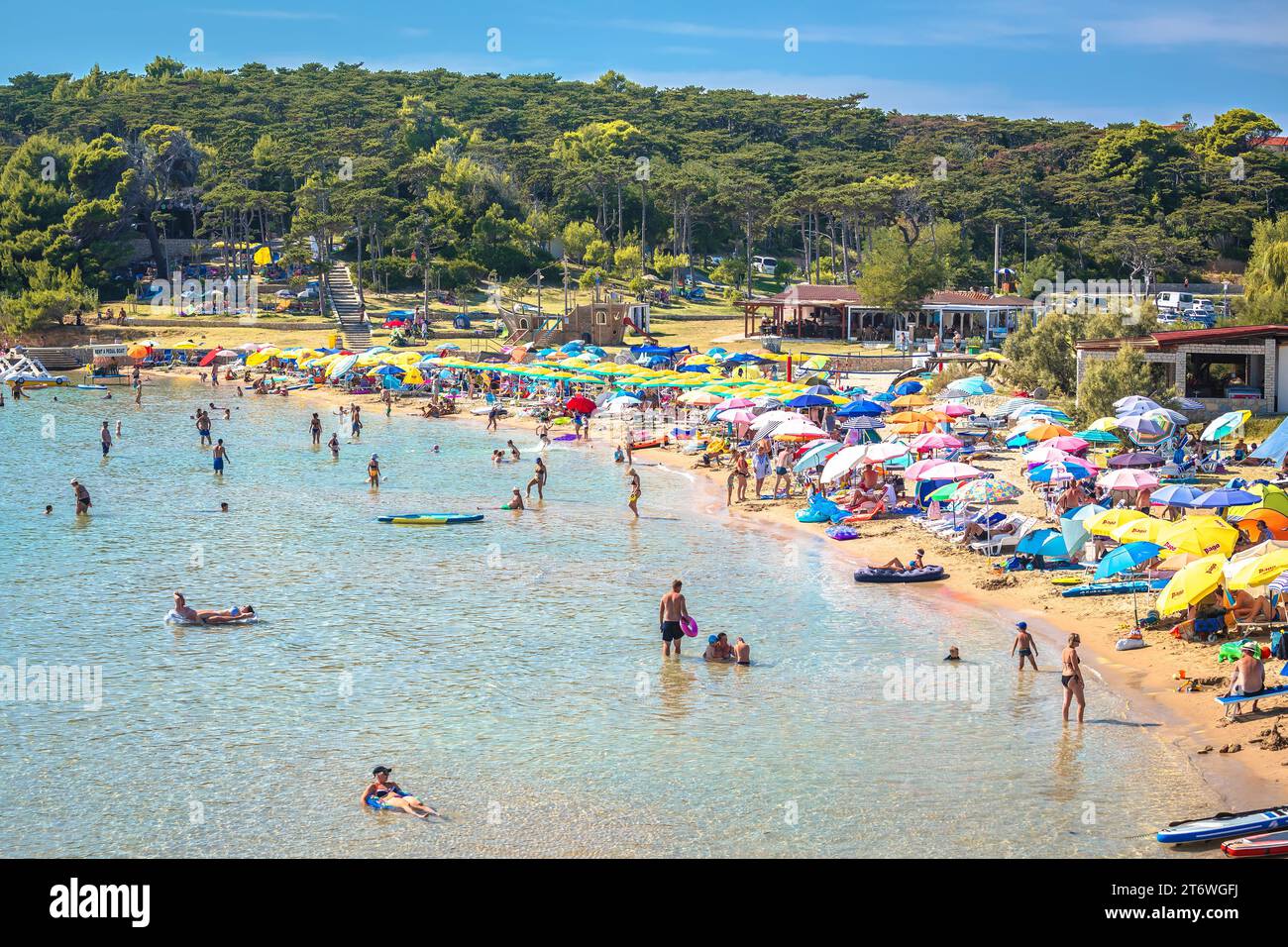Lopar, Rab, 24 agosto 2023: Spiaggia di San Marino Heaven a Lopar sull'isola di Rab, vista panoramica, arcipelago della Croazia. Famoso luogo turistico. Foto Stock