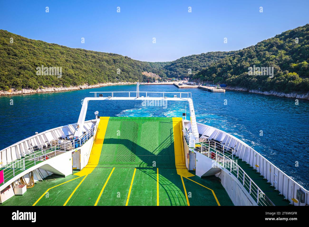 Vista sul ponte del traghetto Adriatico, trasporto marittimo pubblico, isola di Cherso Croazia Foto Stock