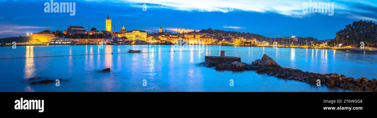Città storica di Rab Beach e architettura vista panoramica serale, isola di Rab, arcipelago Adriatico della Croazia Foto Stock
