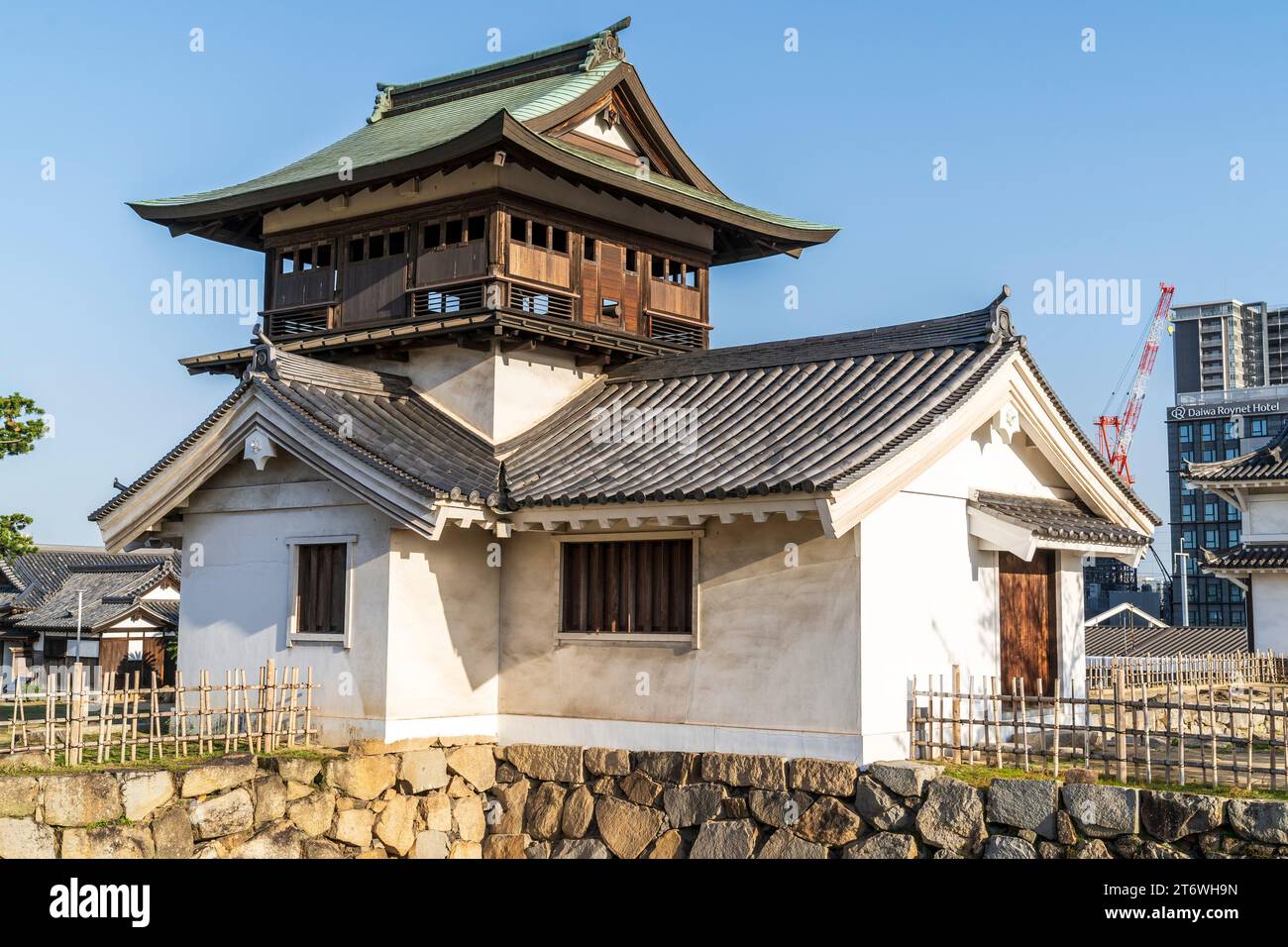 L'originale Shorou, torretta con campana, un importante bene culturale, alla luce del sole al castello di Fukuyama, in Giappone. Cielo azzurro e dietro. Foto Stock