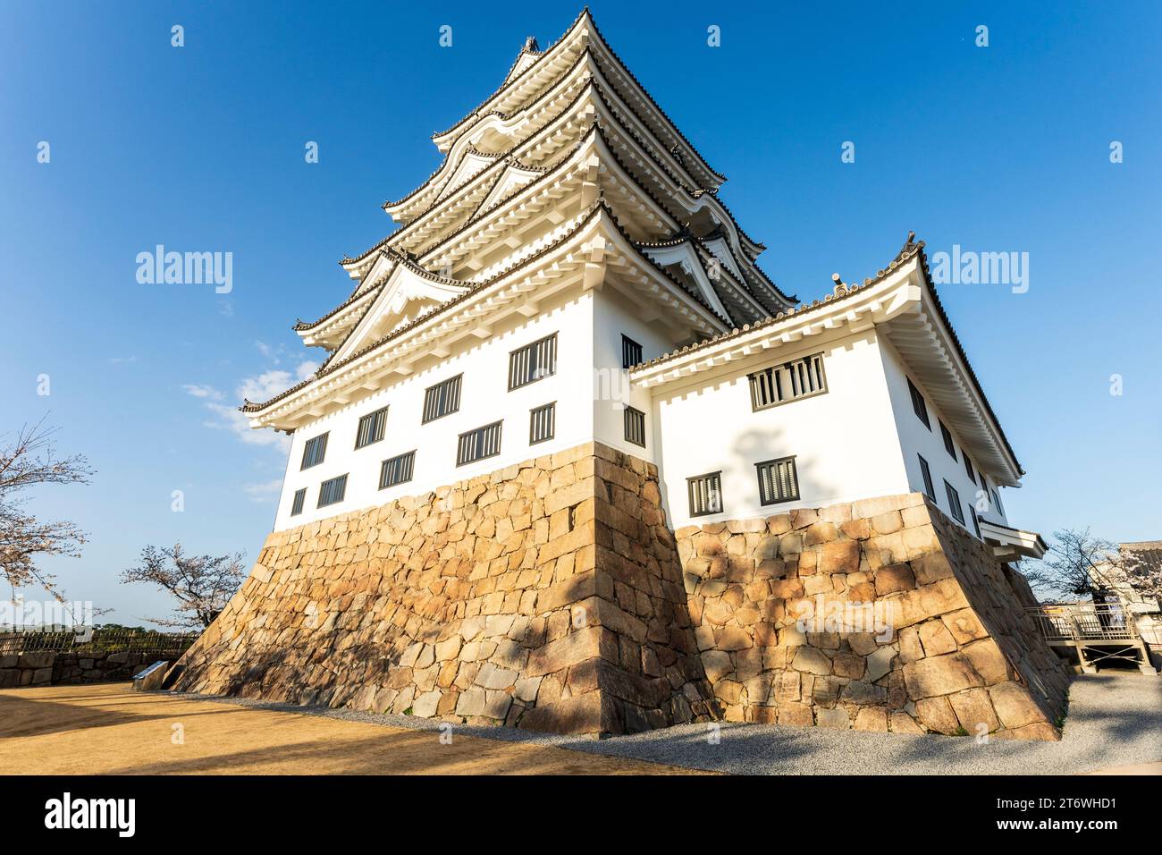 Il castello di Fukuyama, bianco e nero, si erge su di un ampio angolo di vista. Base in pietra e luce solare intensa. Cielo blu. Foto Stock