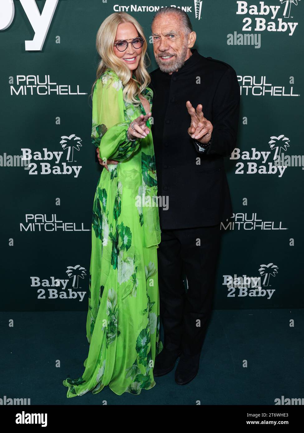 WEST HOLLYWOOD, LOS ANGELES, CALIFORNIA, USA - 11 NOVEMBRE: Eloise DeJoria e John Paul DeJoria arrivano al Baby2Baby Gala 2023 presentato da Paul Mitchell tenutosi al Pacific Design Center l'11 novembre 2023 a West Hollywood, Los Angeles, California, Stati Uniti. (Foto di Xavier Collin/Image Press Agency) Foto Stock