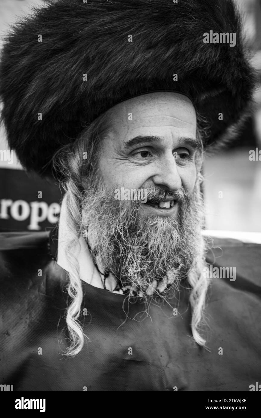 Ebrei ortodossi che obiettano al bombardamento israeliano di Gaza nelle proteste palastiniane a Trafalgar Square, Londra, Inghilterra, Regno Unito, 2023. Foto Stock