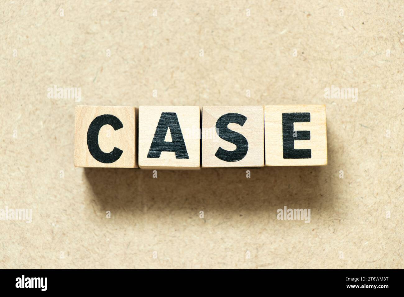 Blocco di lettere alfabetiche in lettere maiuscole e minuscole su sfondo legno Foto Stock