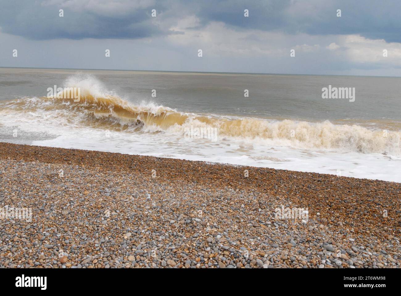 Onde grandi e forti che si infrangono su Shingle Beach con spruzzi di mare che si innalzano sulla costa del Mare del Nord, la mattina dopo Storm Poly. Foto Stock