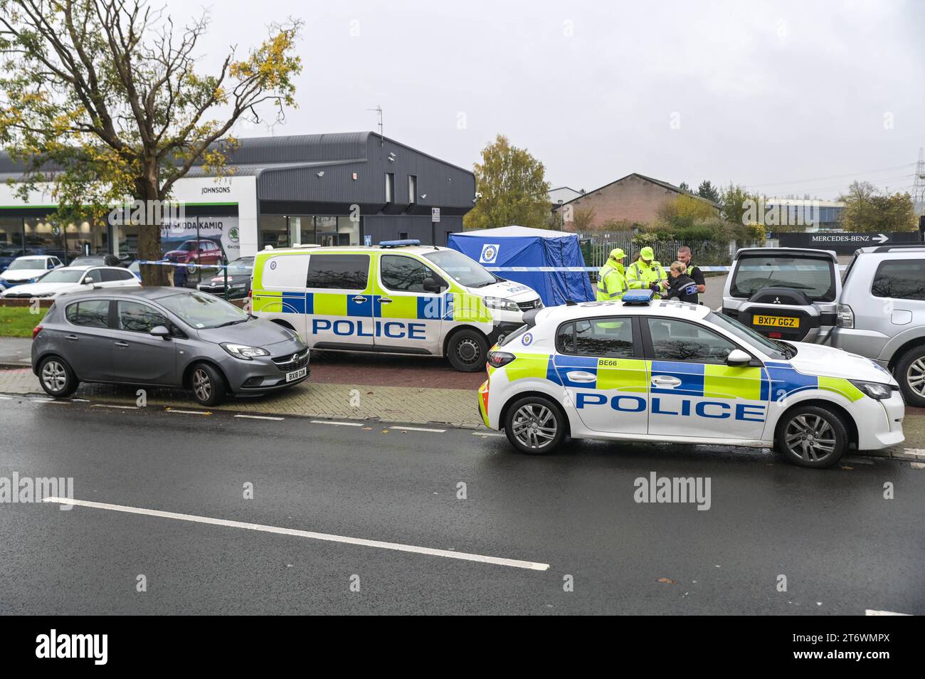 Tyburn Road, Birmingham, 12 novembre 2023. - Tre uomini sono stati ricoverati in ospedale, uno gravemente dopo essere stato attaccato con armi a Birmingham nelle prime ore di domenica 12 mattina. L'incidente violento è arrivato mentre la città continua a piangere la morte di altri tre che sono stati uccisi negli ultimi giorni. Due adolescenti sono stati trovati pugnalati nell'area di Ladywood della città e un uomo di 40 anni è stato trovato morto in una proprietà in Doidge Road, a circa un miglio dall'attacco d'arma di oggi. La polizia ha messo una tenda blu sulla scena dove un agente forense ha raccolto delle prove. L'attacco e' avvenuto sul Tyb Foto Stock