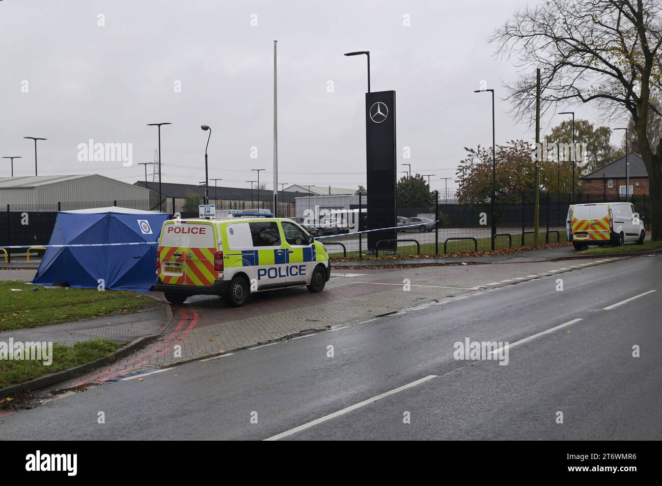 Tyburn Road, Birmingham, 12 novembre 2023. - Tre uomini sono stati ricoverati in ospedale, uno gravemente dopo essere stato attaccato con armi a Birmingham nelle prime ore di domenica 12 mattina. L'incidente violento è arrivato mentre la città continua a piangere la morte di altri tre che sono stati uccisi negli ultimi giorni. Due adolescenti sono stati trovati pugnalati nell'area di Ladywood della città e un uomo di 40 anni è stato trovato morto in una proprietà in Doidge Road, a circa un miglio dall'attacco d'arma di oggi. La polizia ha messo una tenda blu sulla scena dove un agente forense ha raccolto delle prove. L'attacco e' avvenuto sul Tyb Foto Stock