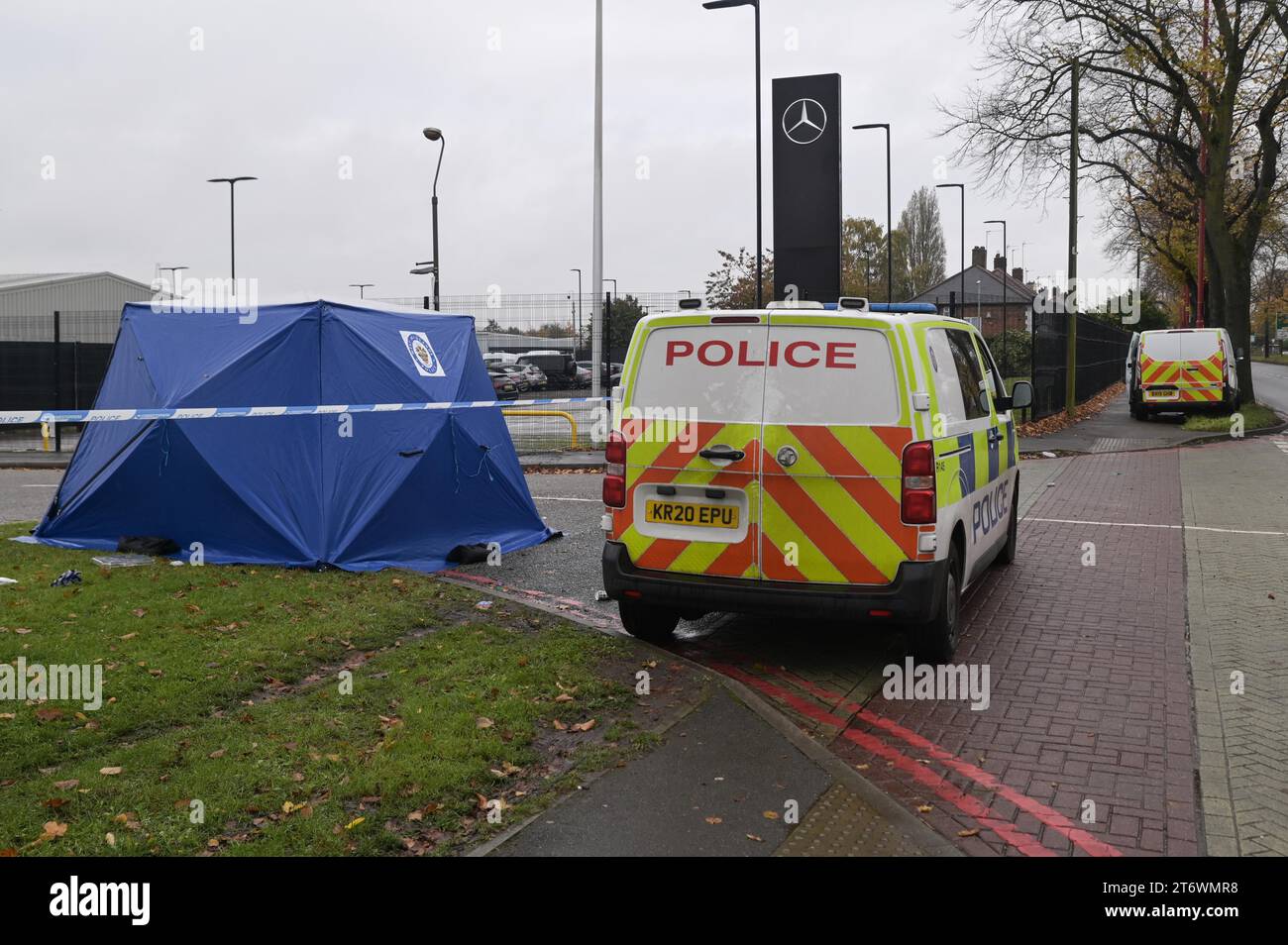 Tyburn Road, Birmingham, 12 novembre 2023. - Tre uomini sono stati ricoverati in ospedale, uno gravemente dopo essere stato attaccato con armi a Birmingham nelle prime ore di domenica 12 mattina. L'incidente violento è arrivato mentre la città continua a piangere la morte di altri tre che sono stati uccisi negli ultimi giorni. Due adolescenti sono stati trovati pugnalati nell'area di Ladywood della città e un uomo di 40 anni è stato trovato morto in una proprietà in Doidge Road, a circa un miglio dall'attacco d'arma di oggi. La polizia ha messo una tenda blu sulla scena dove un agente forense ha raccolto delle prove. L'attacco e' avvenuto sul Tyb Foto Stock