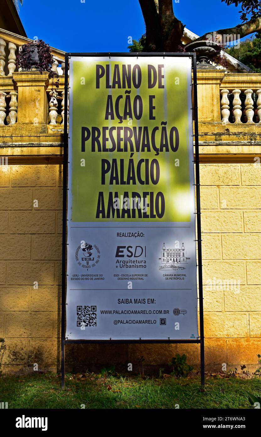 PETROPOLIS, RIO DE JANEIRO, BRASILE - 26 maggio 2023: Banner informativo sul PIANO DI AZIONE E CONSERVAZIONE DEL PALAZZO GIALLO Foto Stock