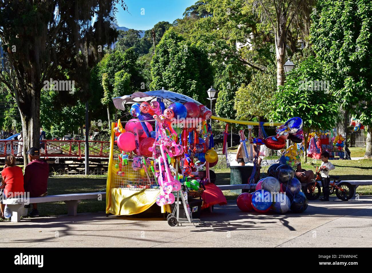 PETROPOLIS, RIO DE JANEIRO, BRASILE - 27 maggio 2023: Palle e giocattoli in vendita sulla piazza pubblica Foto Stock