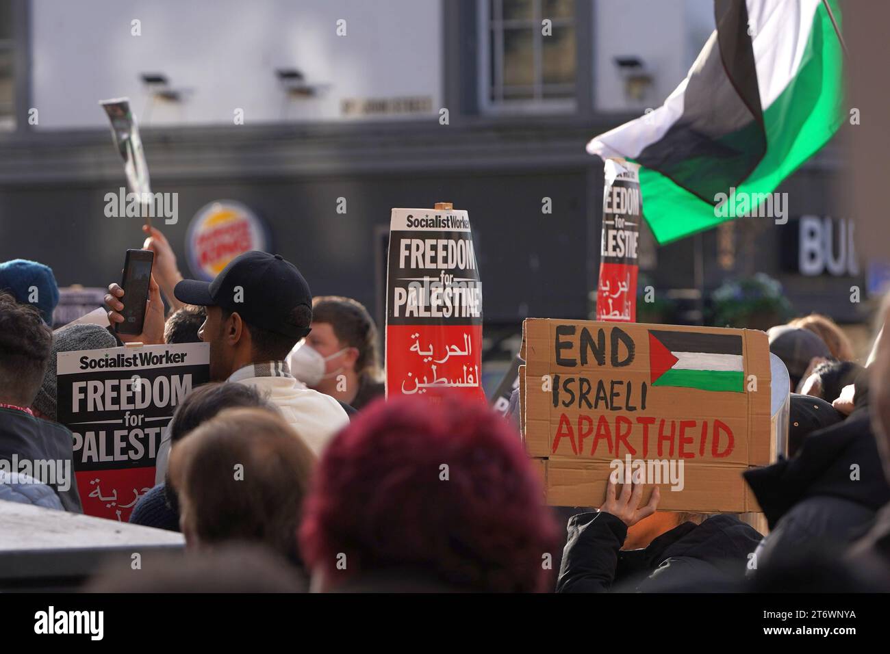 Messaggi di sostegno su cartelli e cartelli alla marcia pro Palestina nel centro di Cardiff, sabato 11 novembre 2023 Foto Stock