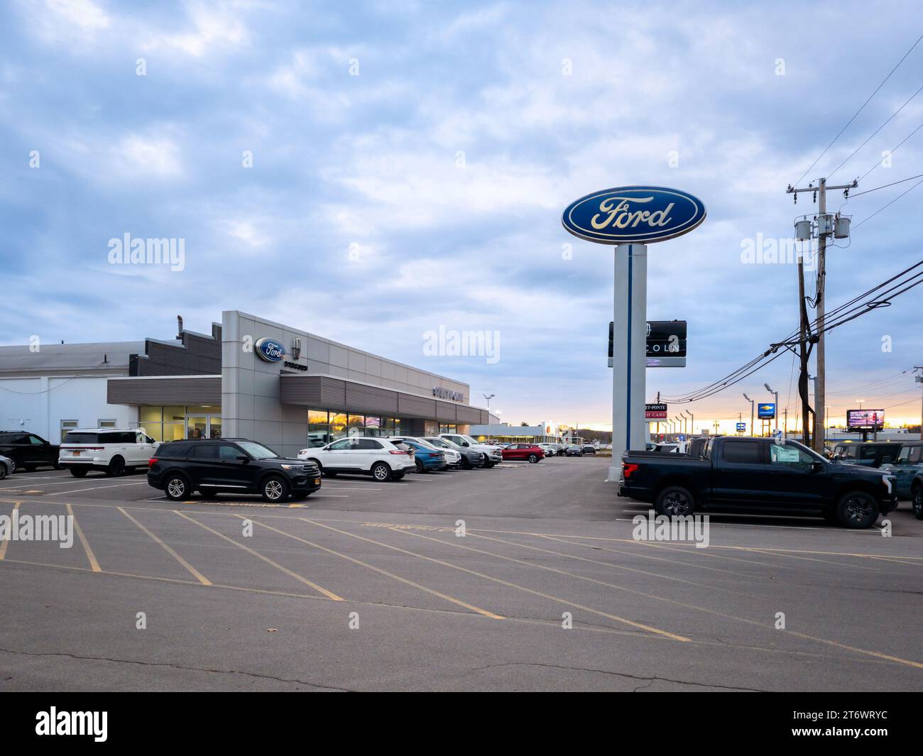Yorkville, New York - 2 novembre 2023: Vista panoramica ultra ampia della Ford Motors e dell'esterno del Lincoln Dealership Building. Foto Stock
