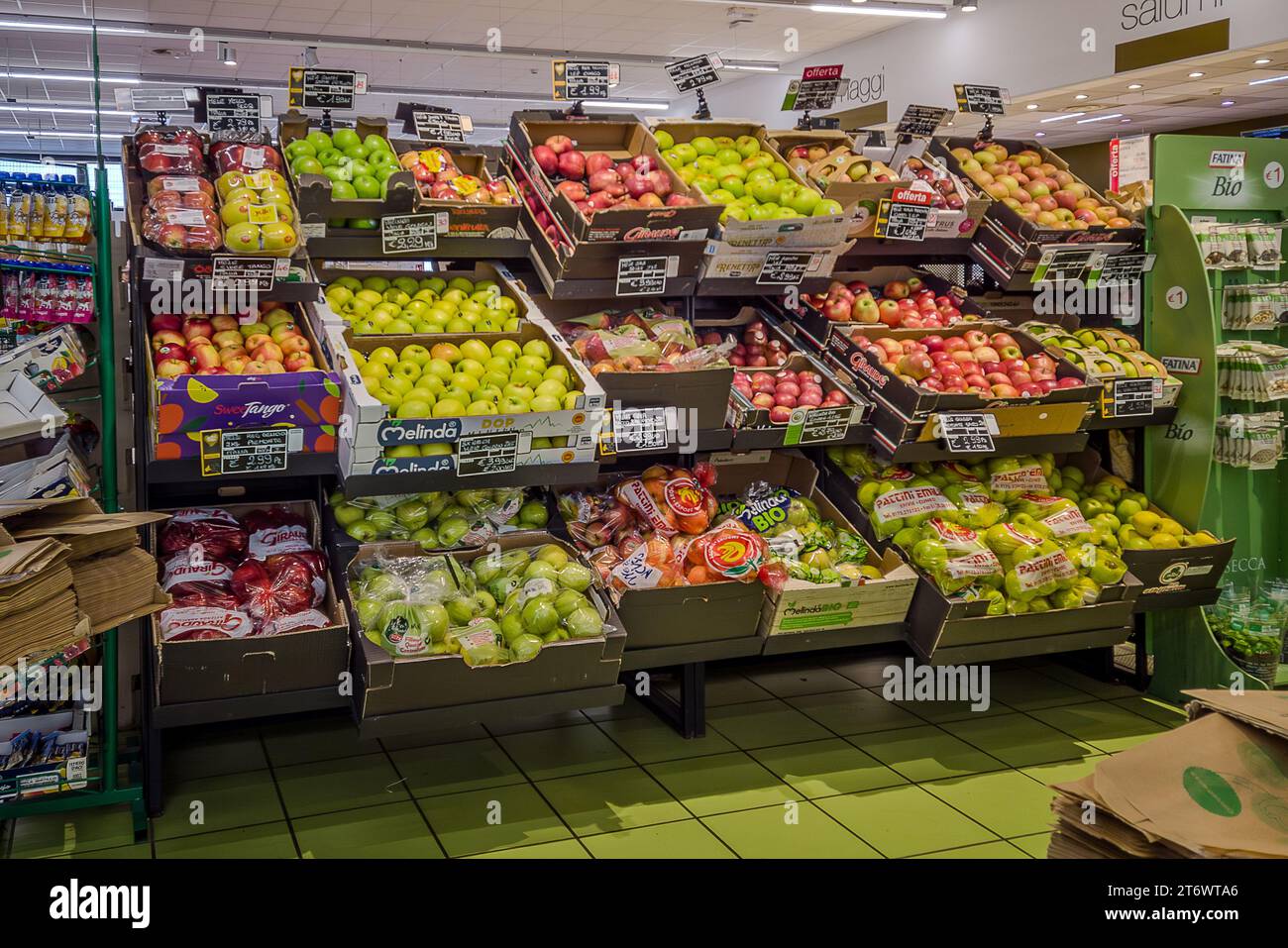 Italia - 11 novembre 2023: Mele di vario tipo e vari produttori in scatole su scaffali in vendita nel supermercato italiano Foto Stock