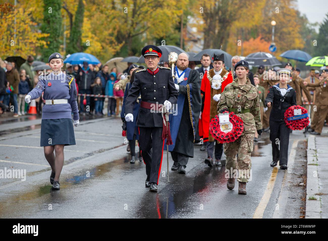 Brentwood,Essex, Regno Unito 12 novembre 2023 Brentwood's Remembrance Day Parade and Service at the War Memorial all'incrocio con Shenfield Road, dove avverrà la posa di corone e due minuti di silenzio per sostenere le nostre forze armate del passato e del presente e ricordare coloro che hanno dato la loro vita al servizio del nostro paese credito: Richard Lincoln/Alamy Live News Foto Stock