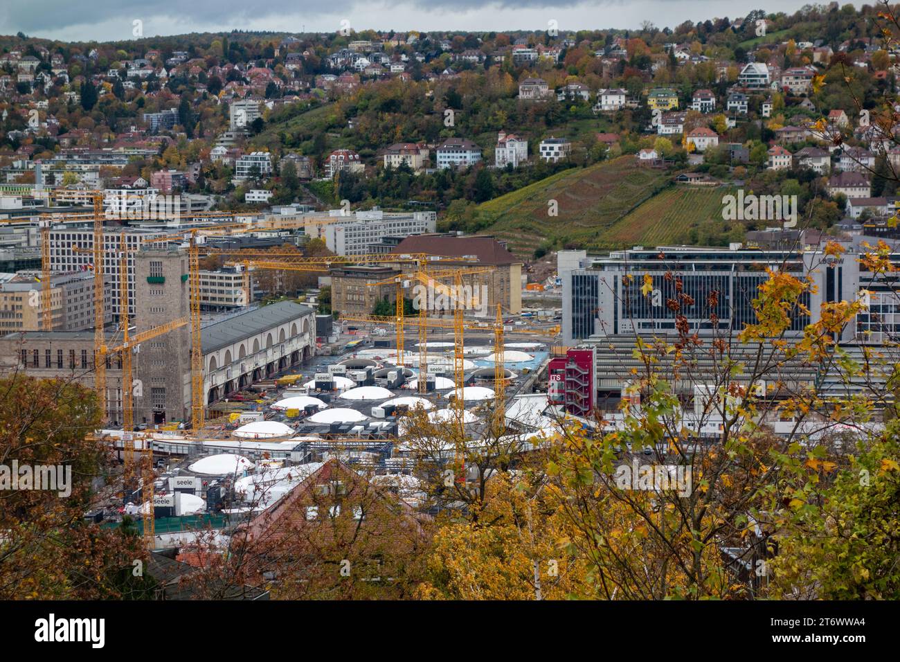 Vista della stazione centrale di Stoccarda ancora in costruzione nell'autunno 2023. Aussicht auf die noch andauernden Bauarbeiten am Hauptbahnhof zu S 21 Foto Stock