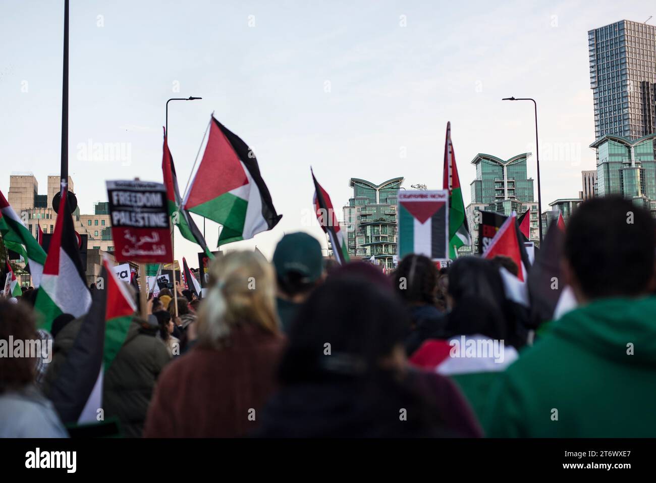 Marcia Nazionale per la Palestina, Londra, Regno Unito, 11 novembre 2023. Più di 300.000 persone marciano a Londra per mostrare la loro solidarietà al popolo di Gaza e per chiedere un cessate il fuoco ora, in un giorno che celebra con la celebrazione nazionale della giornata dell'armistizio per celebrare la fine della prima guerra mondiale, e tutti coloro che si sono persi nel conflitto. C'è stata polemica sulla polizia dell'evento, dopo che il ministro degli interni Suella Braverman ha affermato che la polizia metropolitana ha sorvegliato eventi come questo con pregiudizi. Dopo una protesta in gran parte pacifica, si dice che ci siano stati 126 arretrati durante la manifestazione, per lo più di destra... Foto Stock