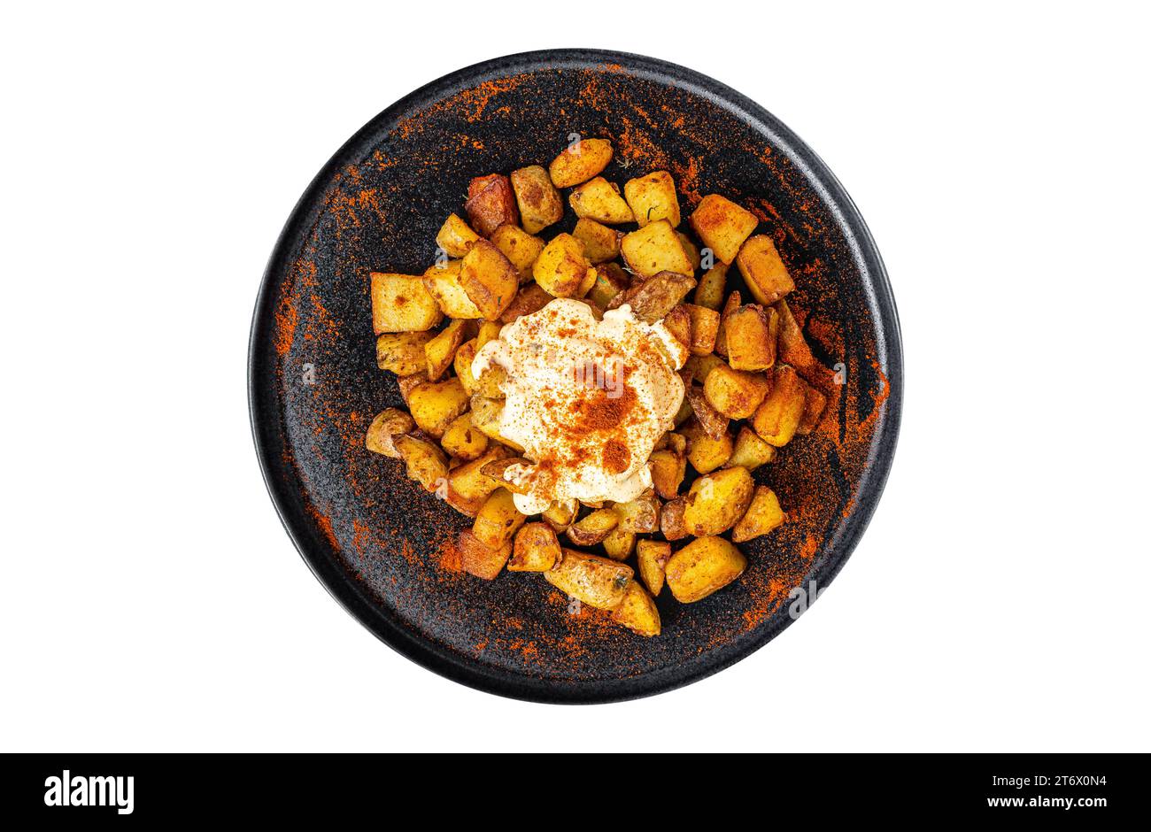 Patatas Bravas, tradizionali tapas spagnole, patate al forno con salsa di pomodoro piccante. Isolata, sfondo bianco. Vista dall'alto Foto Stock