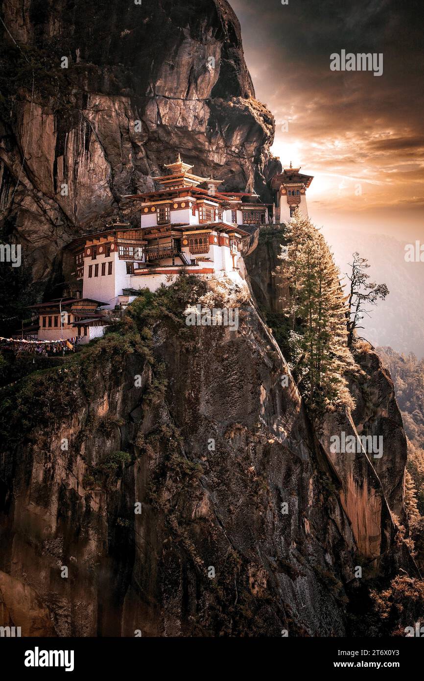 Taktsang Palphug monastero o le tigri Nest vicino a paro Bhutan era originariamente constructued nel 1692. Foto Stock