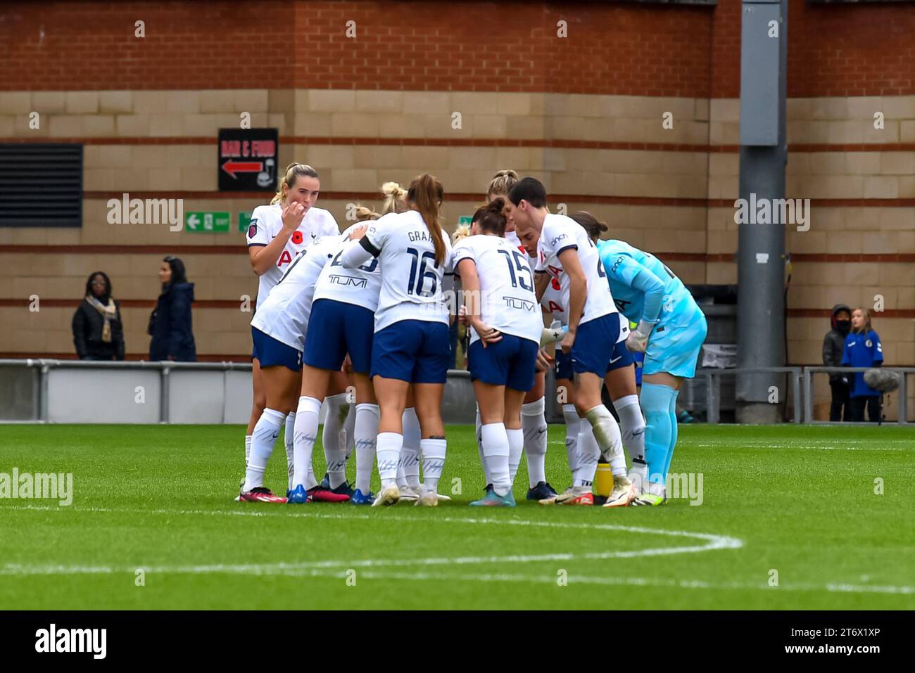 Ondon, Inghilterra, il 12 novembre 2023. Il Tottenham Hotspur Women si è riunito durante il match di fa Women's Super League tra Spurs Women e Liverpool Women a Brisbane Road, Londra, il 12 novembre 2023. Foto di Phil Hutchinson. Solo per uso editoriale, licenza necessaria per uso commerciale. Nessun utilizzo in scommesse, giochi o pubblicazioni di un singolo club/campionato/giocatore. Credito: UK Sports Pics Ltd/Alamy Live News Foto Stock