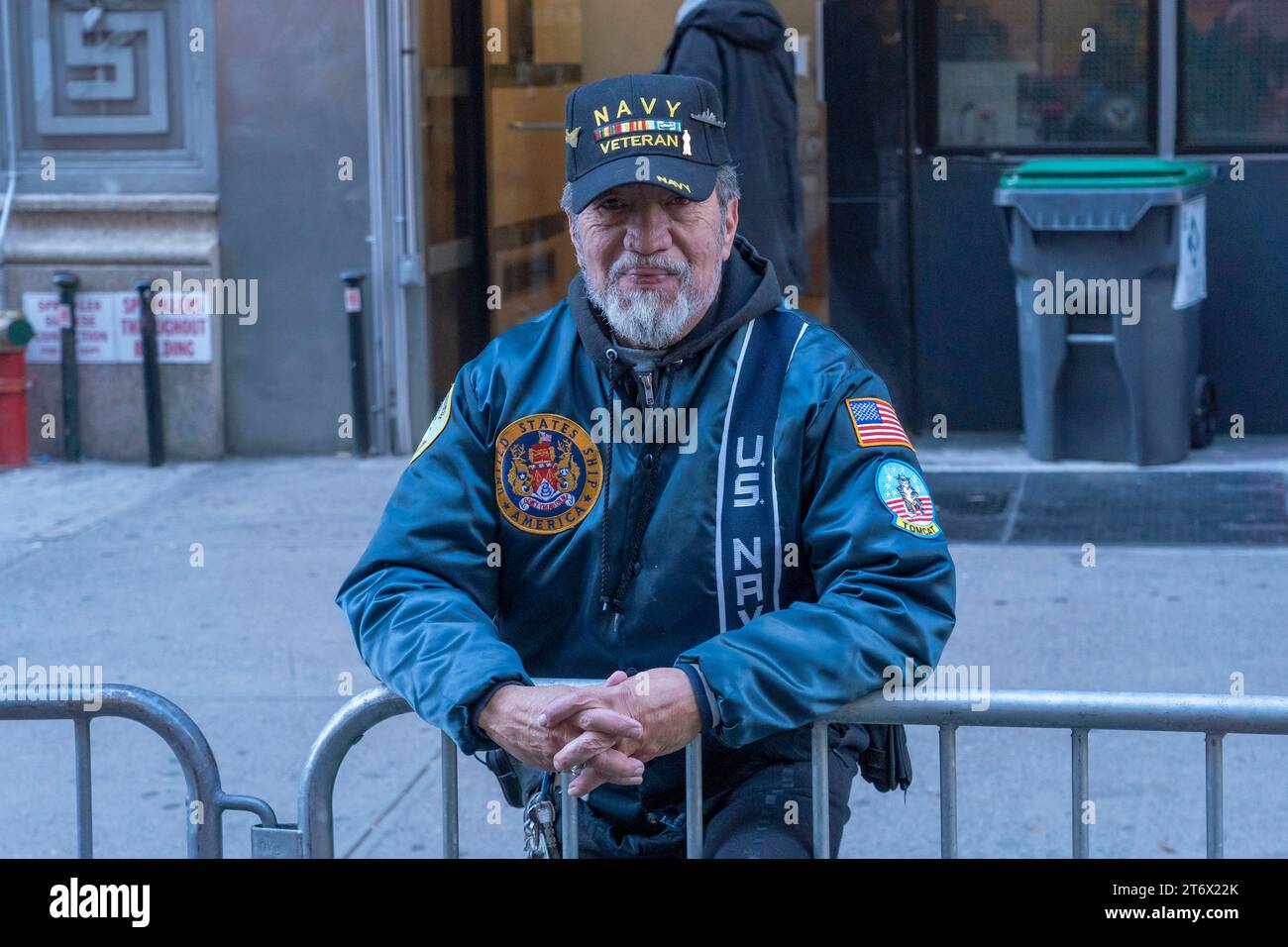 NEW YORK, NEW YORK - 11 NOVEMBRE: Uno spettatore veterano del Vietnam assiste all'annuale Veterans Day Parade l'11 novembre 2023 a New York City. Centinaia di persone hanno percorso la 5th Avenue per assistere alla più grande parata del Veterans Day degli Stati Uniti. Questo evento di quest'anno comprendeva veterani, soldati attivi, agenti di polizia, vigili del fuoco e dozzine di gruppi scolastici che partecipavano alla sfilata che onora gli uomini e le donne che hanno servito e sacrificato per il paese. Foto Stock