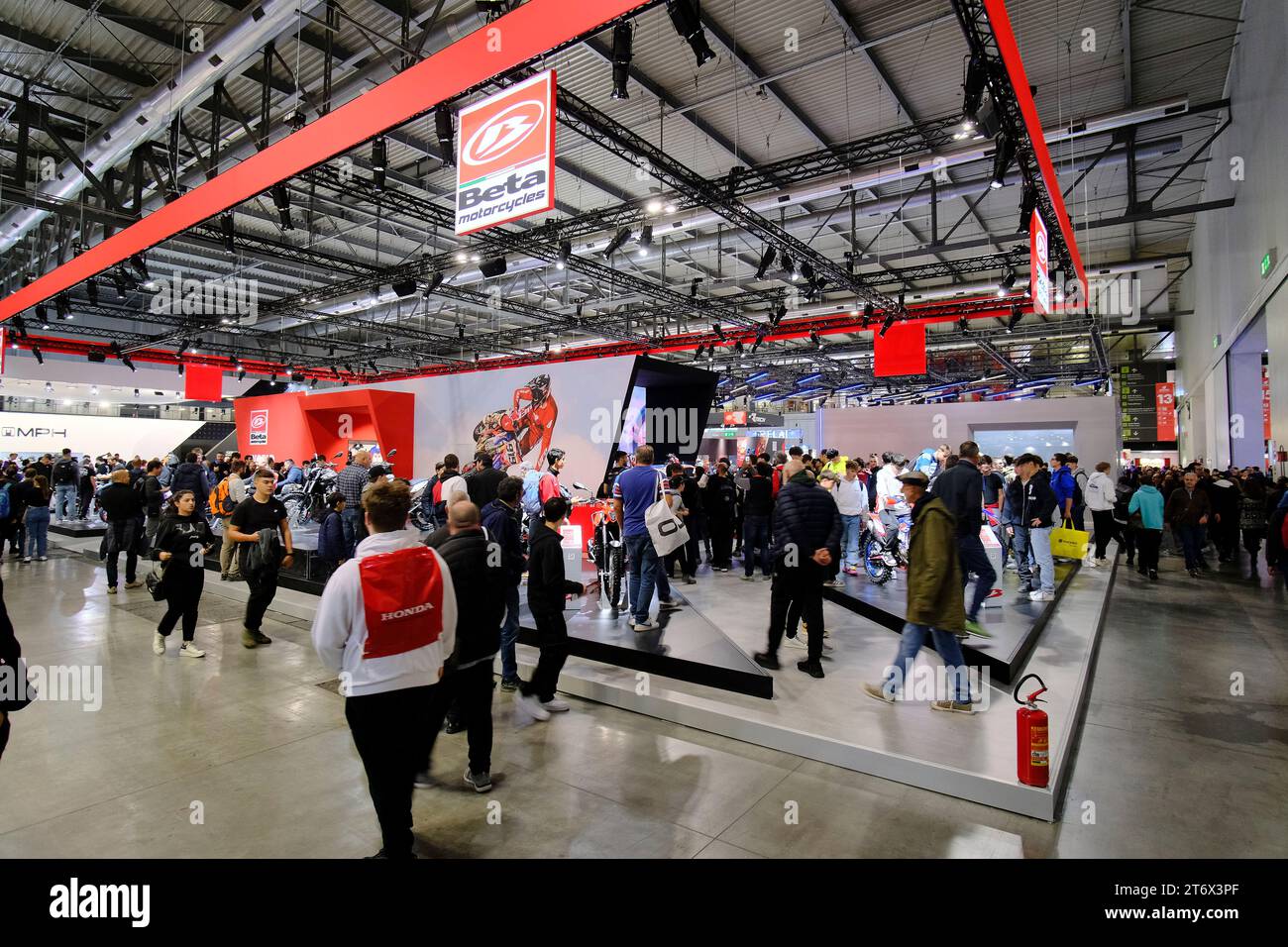 ALCUNI SCORCI DALLA FIERA DI MILANO EICAMA 20023, la più importante manifestazione fieristica per l'intero settore delle 2 ruote. Foto Stock