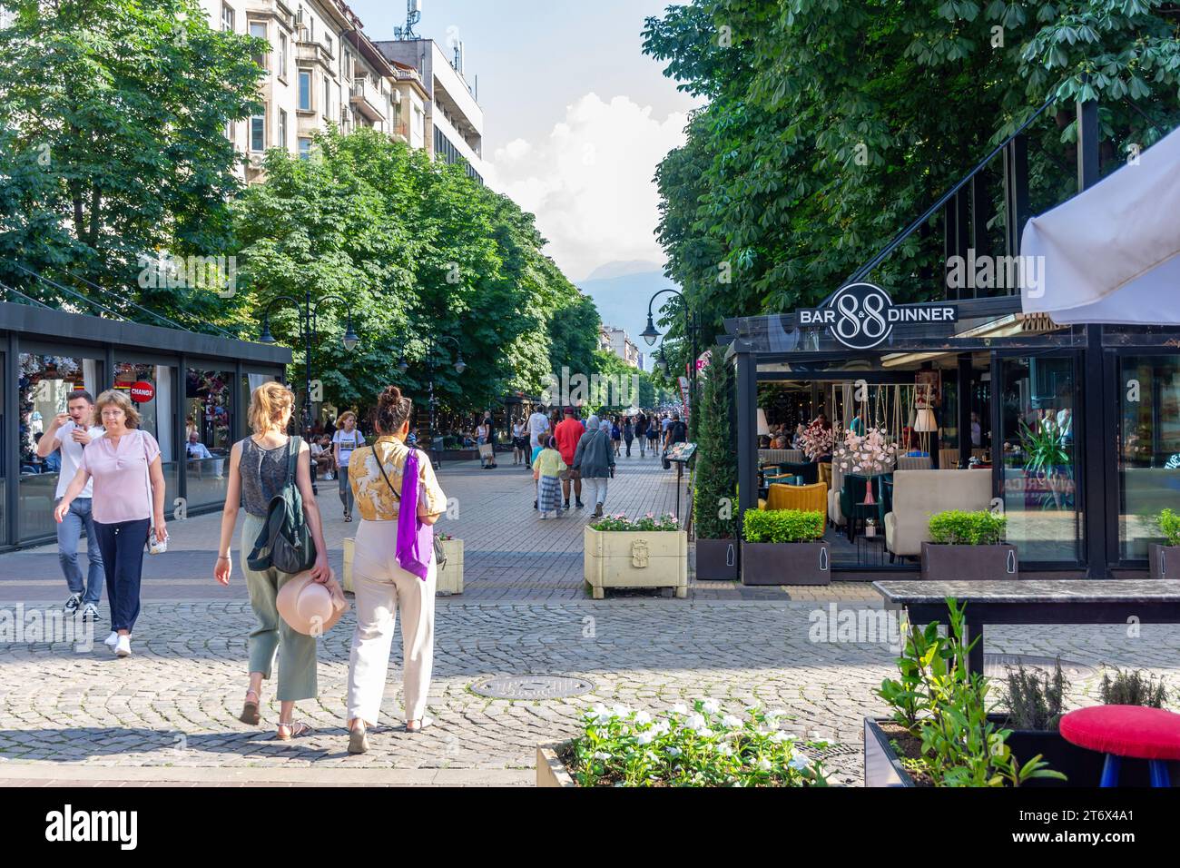 Ristoranti a Vitosha Boulevard (via dello shopping), Sofia, Bulgaria, Centro città, Sofia, Repubblica di Bulgaria Foto Stock