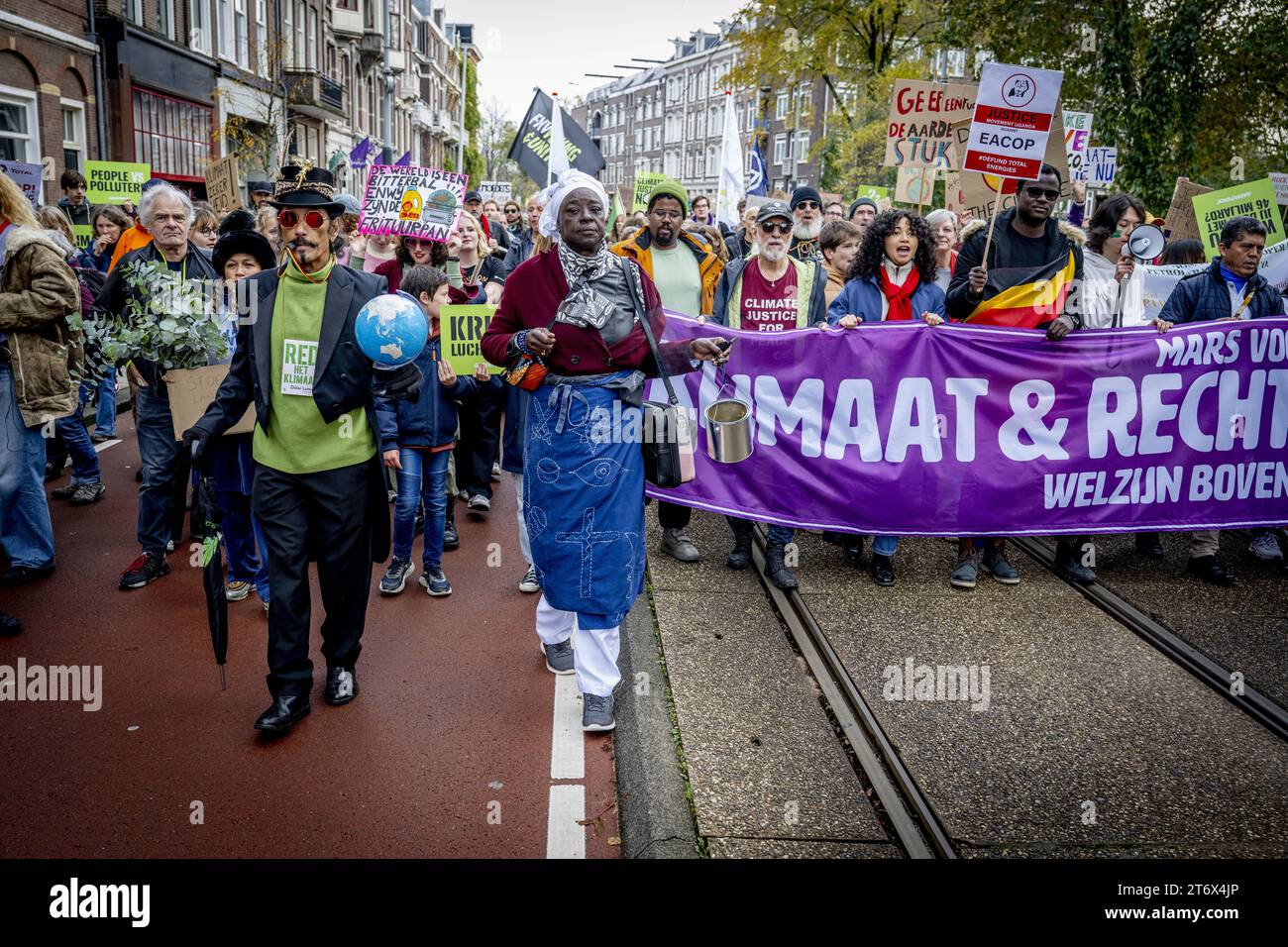 Amsterdam, Paesi Bassi. 12 novembre 2023. AMSTERDAM - partecipanti durante una marcia per il clima e la giustizia. I partecipanti vogliono esortare i politici ad adottare misure contro i problemi che i Paesi Bassi devono affrontare. Parlano della crisi climatica, del razzismo, della biodiversità, della povertà e della crisi abitativa. ANP ROBIN UTRECHT paesi bassi Out - belgio Out credito: ANP/Alamy Live News Foto Stock