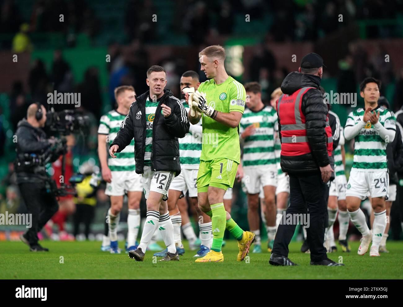 Callum McGregor dei Celtic (a sinistra) e il portiere Joe Hart reagiscono dopo il Cinch Premiership match a Celtic Park, Glasgow. Data foto: Domenica 12 novembre 2023. Foto Stock
