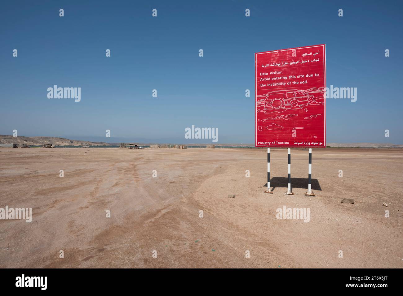 La bacheca informativa cautelare in Oman avverte dei rischi di instabilità del suolo, al Hadd, Oman Foto Stock