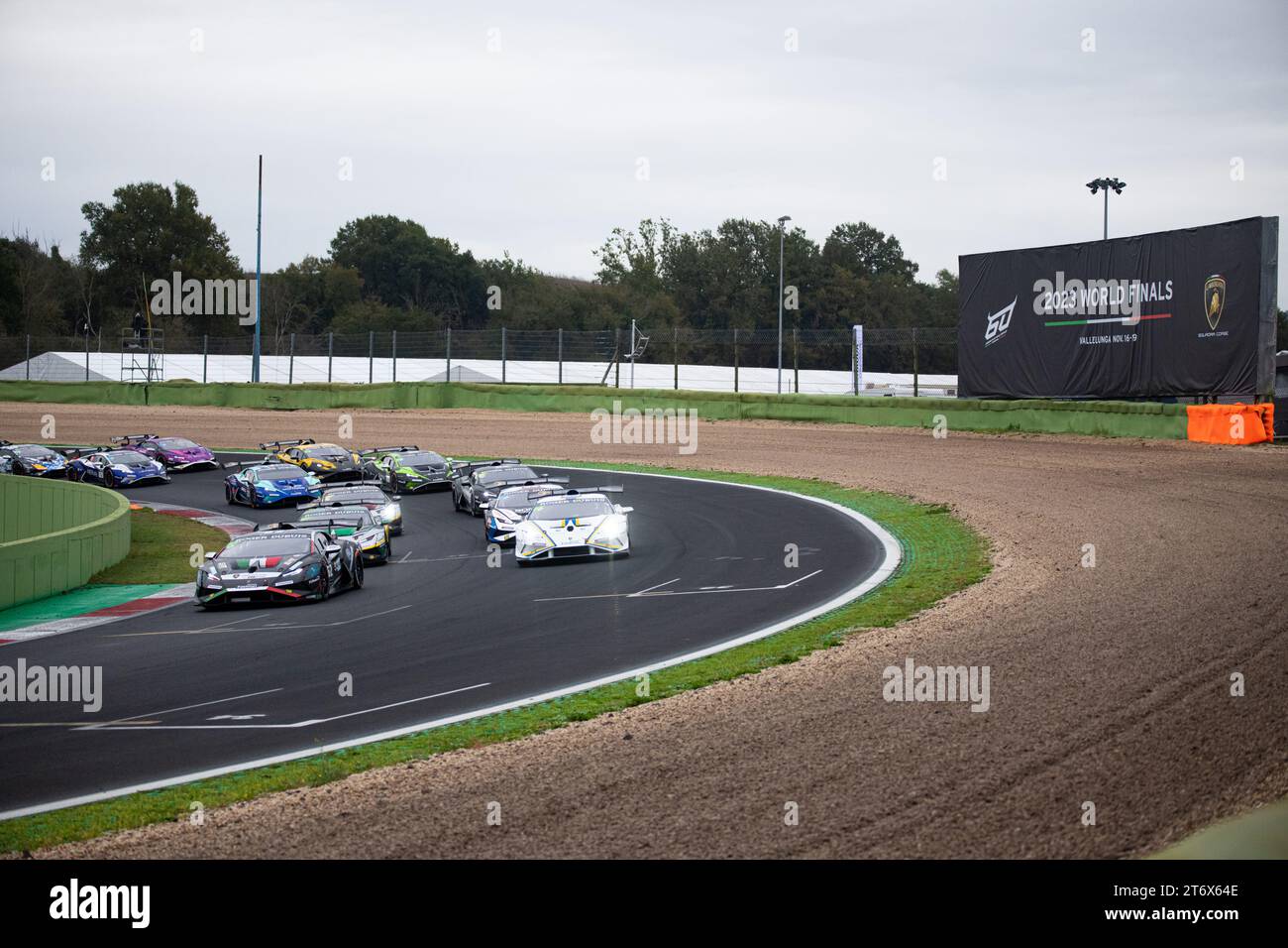 Circuito di Vallelunga, Roma, Italia 12 11 2023 - Lamborghini Super Trofeo Europe round 5, Day 2, AM/LC gara 1. Vetture allineate durante il giro di formazione prima della partenza della gara in pista con Lamborghini Huracan. Foto: Fabio Pagani/Alamy Live News Foto Stock