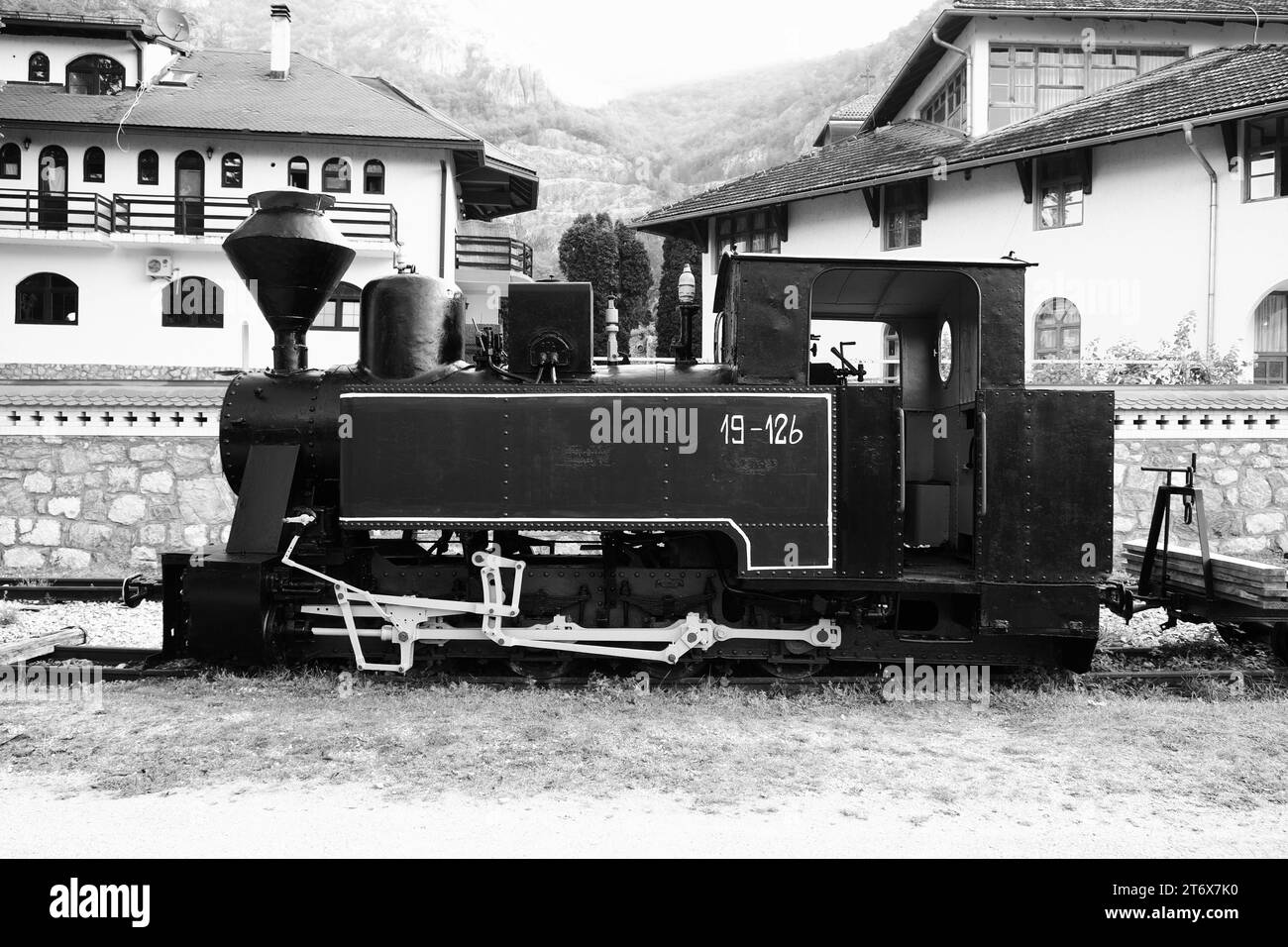 Vecchia locomotiva a vapore in bianco e nero di Sargan Eight, monastero di Dobrun, Bosnia ed Erzegovina Foto Stock