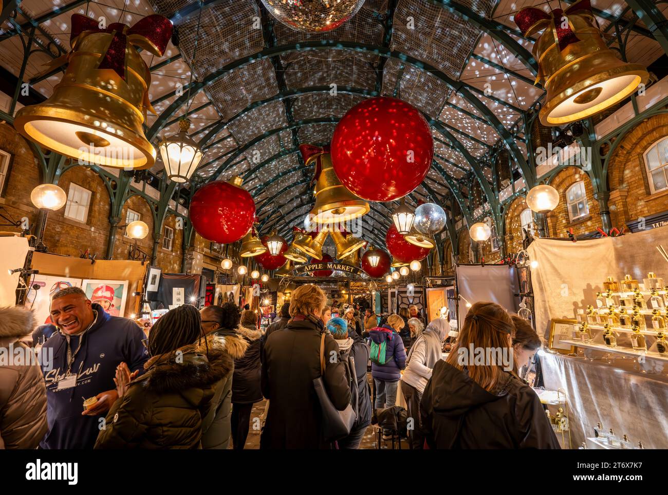 Londra, Regno Unito - 8 novembre 2023: Mercatino di Covent Garden con decorazioni natalizie. La gente fa shopping natalizio all'Apple Market. Foto Stock