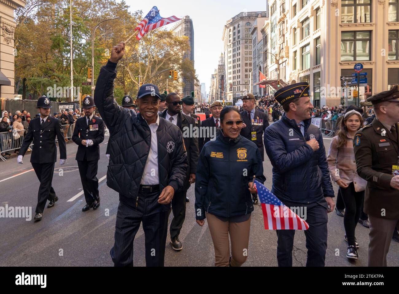 NEW YORK, NEW YORK - 11 NOVEMBRE: Il sindaco di New York Eric Adams, il primo vice Commissario Tania Kinsella e il Commissario per la gestione delle emergenze Zachary Iscol partecipano all'annuale Veterans Day Parade l'11 novembre 2023 a New York City. Adams ha recentemente fatto sequestrare il suo telefono e iPad dall'FBI mentre indagavano sul finanziamento della campagna nella sua amministrazione. Centinaia di persone hanno percorso la 5th Avenue per assistere alla più grande parata del Veterans Day degli Stati Uniti. L'evento di quest'anno comprendeva veterani, soldati attivi, agenti di polizia, vigili del fuoco e decine di gruppi scolastici che partecipavano alla parata Foto Stock