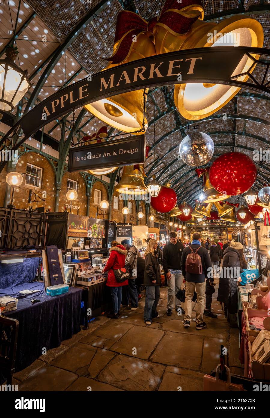 Londra, Regno Unito - 8 novembre 2023: Mercatino di Covent Garden con decorazioni natalizie. La gente fa shopping natalizio all'Apple Market. Foto Stock